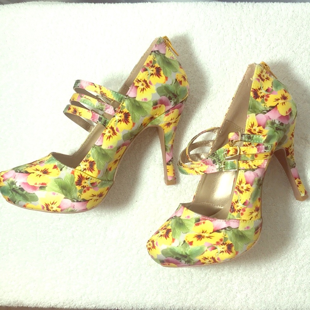 New Qupid floral heels Size 8.5